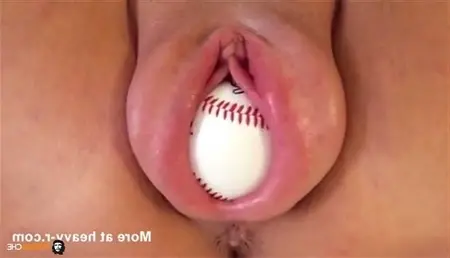 बिल्ली में बेसबॉल गेंद