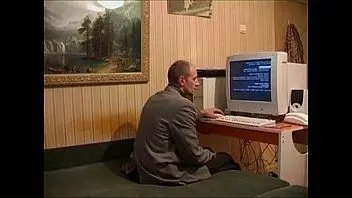 बेटी एक कंप्यूटर के साथ पिताजी की मदद करती है