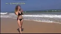 Azure समुद्र तट पर उसके बड़े स्तन दिखाए