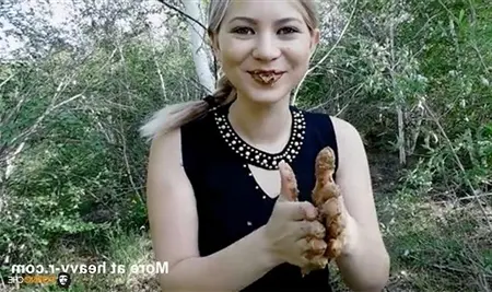 रूसी लड़की जंगल में अपनी गंदगी खाती है