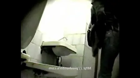 महिलाओं के शौचालय में छिपा हुआ कैमरा